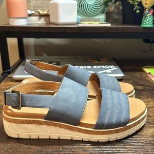 Adrienne Vittadini Blue Strappy Platform Sandal size 8